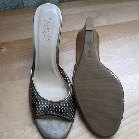 Sandals - Picture 1 of 3